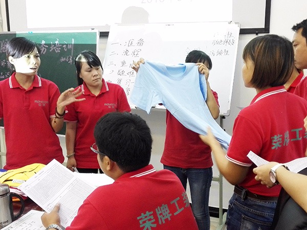 世界杯官方网站入口员工培训现场